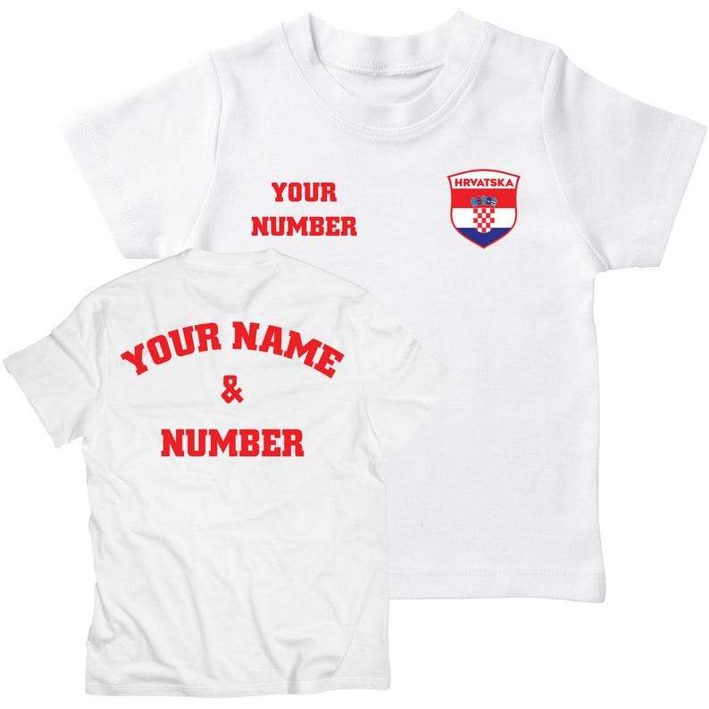 K&ouml;nnte beinhalten: Wei&szlig;es T-Shirt mit rotem Text, der auf der R&uuml;ckseite "YOUR NAME & NUMBER" und auf der Vorderseite "YOUR NUMBER" sowie ein kroatisches Wappen lautet.