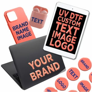 Könnte beinhalten: Eine Sammlung von Produkten mit individuellem Branding, darunter ein Laptop, ein Tablet, eine Handyhülle und Ohrhörer. Die Handyhülle und die Ohrhörer sind korallenfarben und tragen die Aufschrift "BRAND NAME IMAGE" und "TEXT". Der Laptop zeigt "YOUR BRAND". Das Tablet zeigt "UV DTF CUSTOM TEXT IMAGE LOGO".