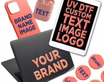 Puede incluir: Una colección de productos personalizados con marca, que incluye un portátil, una tableta, una funda para teléfono y auriculares. La funda y los auriculares son de color coral, con el texto "BRAND NAME IMAGE" y "TEXT". El portátil muestra "YOUR BRAND". La tableta muestra "UV DTF CUSTOM TEXT IMAGE LOGO".