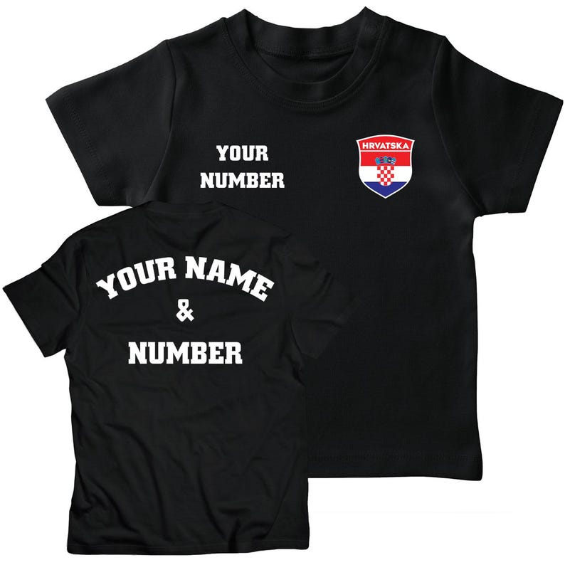 K&ouml;nnte beinhalten: Zwei schwarze T-Shirts, eines mit dem Text "YOUR NAME & NUMBER" und das andere mit dem Text "YOUR NUMBER" und einem kroatischen Wappen mit dem Text "HRVATSKA".