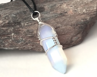 Quartz necklace pendant, quartz necklace with blue reflections, bohemian, chakra jewel, unisex