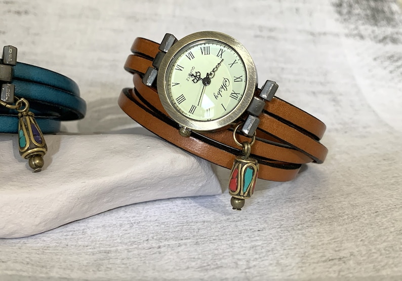 Montre femme cadran bronze bracelet superposé cuir personnalisable gravure et perle ethnique, cadeau bijoux ethnique pour elle personnalisé image 8