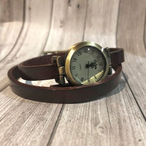 Women's vintage effect leather watch to personalize, engraved gift for retro woman image 3