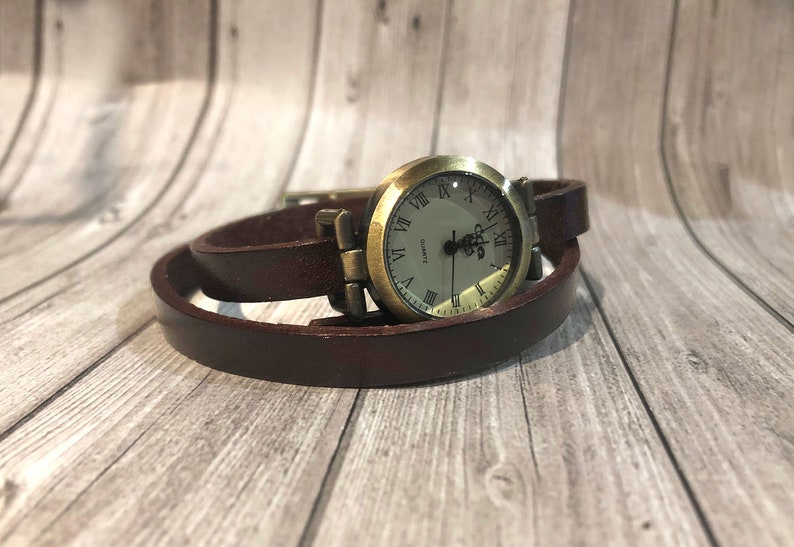 Women's vintage effect leather watch to personalize, engraved gift for retro woman image 3