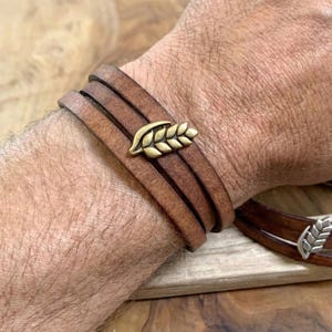 Bracciale da uomo in pelle con effetto invecchiato, personalizzabile con parole incise per un regalo unico - incisione anniversario di nozze con spighe di grano e spighe di grano