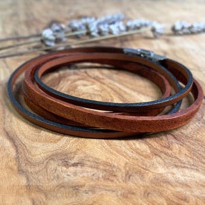 Herenarmband van leer met verouderd effect, personaliseerbaar met gegraveerde woorden voor een uniek cadeau