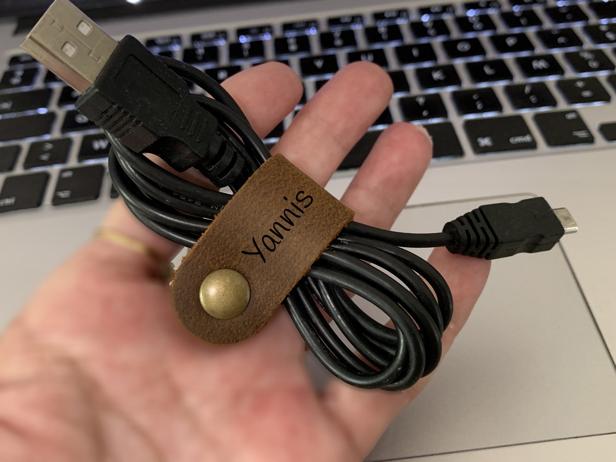 Clip pour câble magnétique organisateurs pour câble supports pour câble de  gestion de cordon d'écouteur Enrouleur de gestionnaire de câble USB en  silicone - Chine Gestionnaire de cordon et Personnaliser enrouleur prix