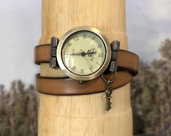 Women's watch with a customizable leather strap engraved, with vintage style dial, adjustable with an extension chain, gift for her for mom