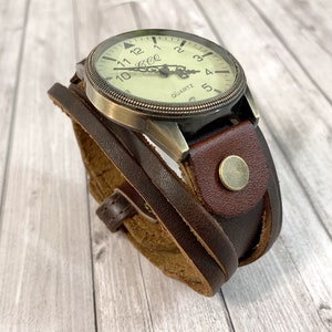 Montre bracelet large manchette unisexe cuir marron style rustique et grand cadran effet vintage zen décontracté image 2