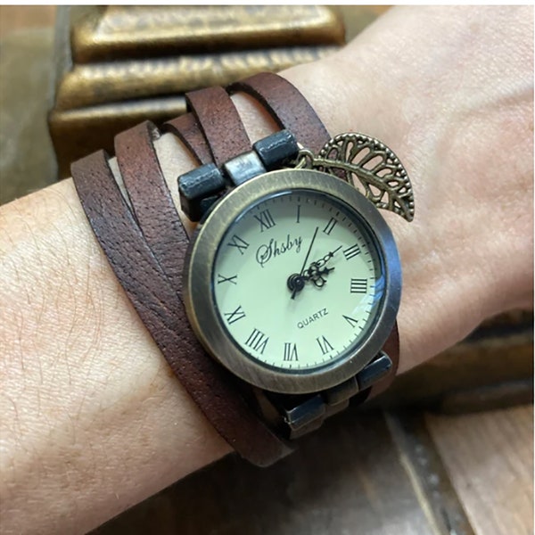 Montre bracelet en cuir pour un cadeau femme, le bijou à l'ambiance du passé, d'inspiration vintage, multi tours