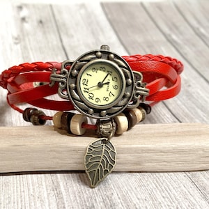 Boho horloge voor dames of tieners, smalle pols, kleurrijke rode sieraden met houten kralen en bronzen bedel