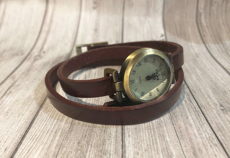 Women's vintage effect leather watch to personalize, engraved gift for retro woman image 8