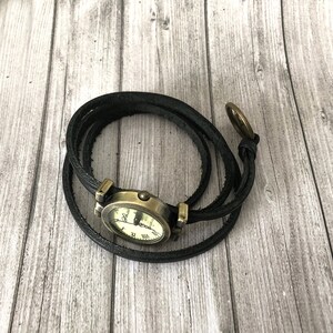 Montre femme bracelet lanière cuir noir lanière plusieurs tours de poignet image 4