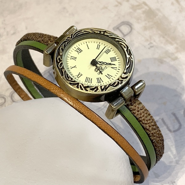 Montre femme bracelet en cuir triple couleur modèle élégant et rétro avec cadran bronze filigrané