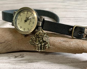 Damenarmbanduhr aus Leder mit mittelalterlichem Steampunk-Thema, Anhänger und Farbauswahl.