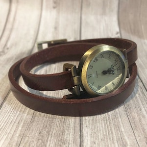 Women&#39;s vintage effect leather watch to personalize, engraved gift for retro woman