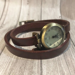 Women's vintage effect leather watch to personalize, engraved gift for retro woman image 1