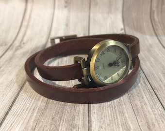 Women's vintage effect leather watch to personalize, engraved gift for retro woman