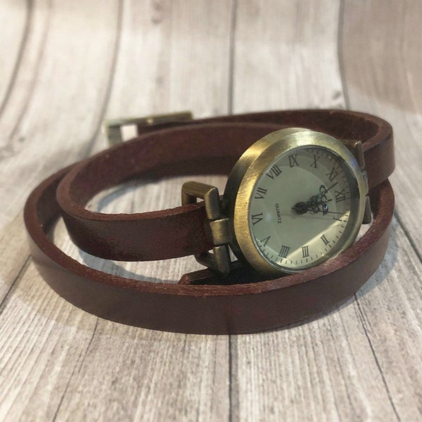 Montre femme bracelet cuir à personnaliser par gravure, cadeau gravé pour elle personnalisable