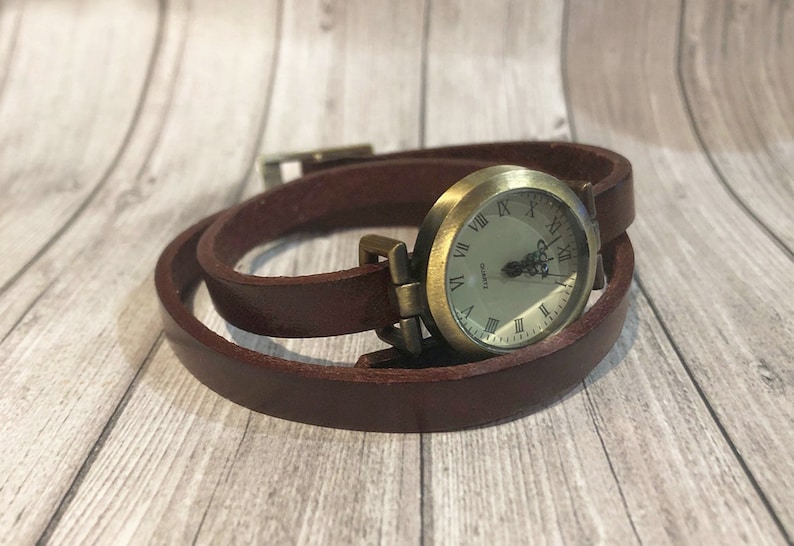 Women's vintage effect leather watch to personalize, engraved gift for retro woman image 1