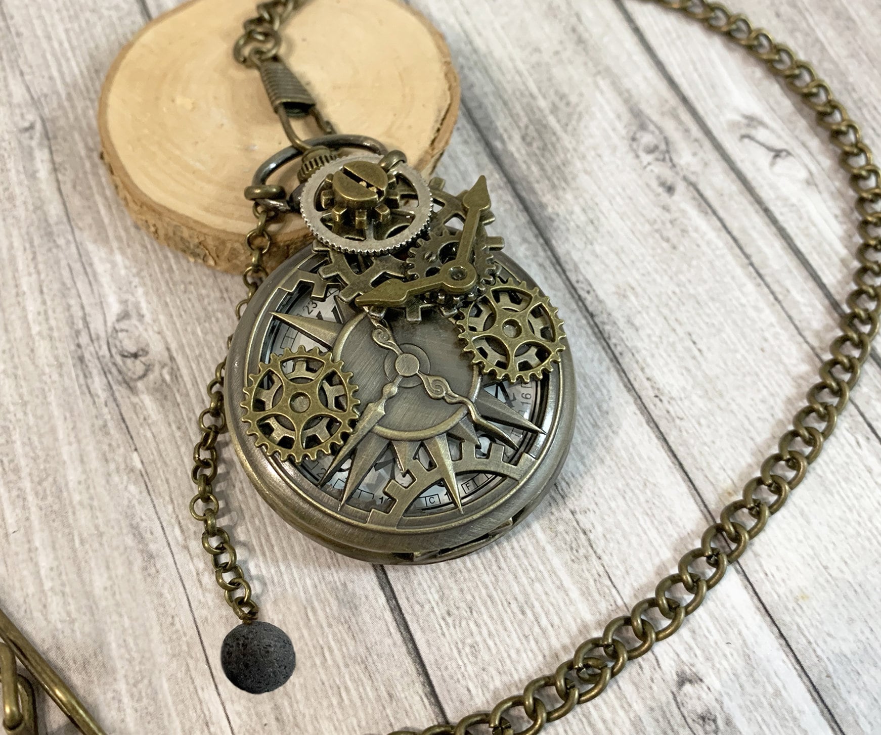 Reloj de bolsillo steampunk. Engranes a la vista