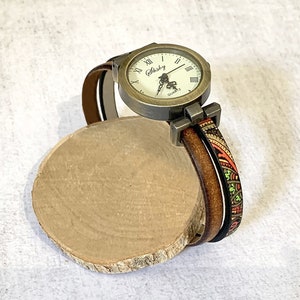 Damenuhr mit doppeltem Lederarmband im Vintage und Ethno-Stil, personalisierbar mit einer Gravur als Geschenk für eine Frau Bild 10