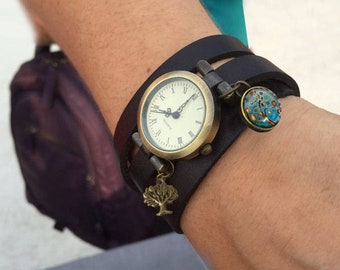 Dameshorloge met bedeltjes in zwart of bruin leer met twee of drie bandjes, een boho-horloge als cadeau voor een jong meisje, peetmoeder of verjaardag.