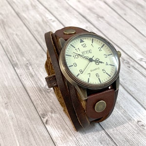 Montre bracelet large manchette unisexe cuir marron style rustique et grand cadran effet vintage zen décontracté image 9