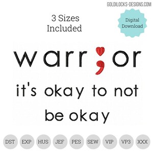 以下が含まれることがあります： 「warrior; it's okay to not be okay」というテキストと赤いハートとセミコロンを刺繍した白黒の刺繍デザイン。このデザインは3つのサイズで提供され、DST、EXP、HUS、JEF、PES、SEW、VIP、VP3、XXXの形式で提供されます。