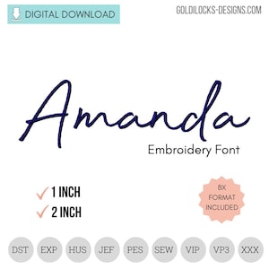 Op de afbeelding: Een digitale download van een borduurlettertype genaamd "Amanda" in blauw. Het lettertype is beschikbaar in de maten 1 en 2 inch. De meegeleverde bestandsformaten zijn DST, EXP, HUS, JEF, PES, SEW, VIP, VP3 en XXX.