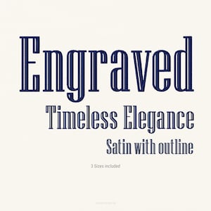 Może przedstawiać: Ciemnoniebieski haftowany tekst na jasnym tle o treści Engraved, Timeless Elegance, Satin with outline oraz 3 Sizes included. Litery mają wyraźną fakturę ściegu satynowego z wyraźnym efektem konturu dla każdego znaku.