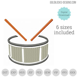 Puede incluir: Un diseño de tambor bordado con dos baquetas naranjas. El tambor es gris con un centro de color beige claro. El texto incluye "Descarga digital" y "6 tamaños incluidos". Los formatos de archivo incluyen DST, EXP, HUS, JEF, PES, SEW, VIP, VP3 y XXX.