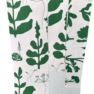 スカンジナビアの布の残り。家庭での裁縫プロジェクトに最適な、緑の葉の植物プリント。