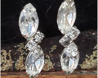 Pendientes vintage MCM de 1940 con cristales rodiados y diamantes de imitación engastados.