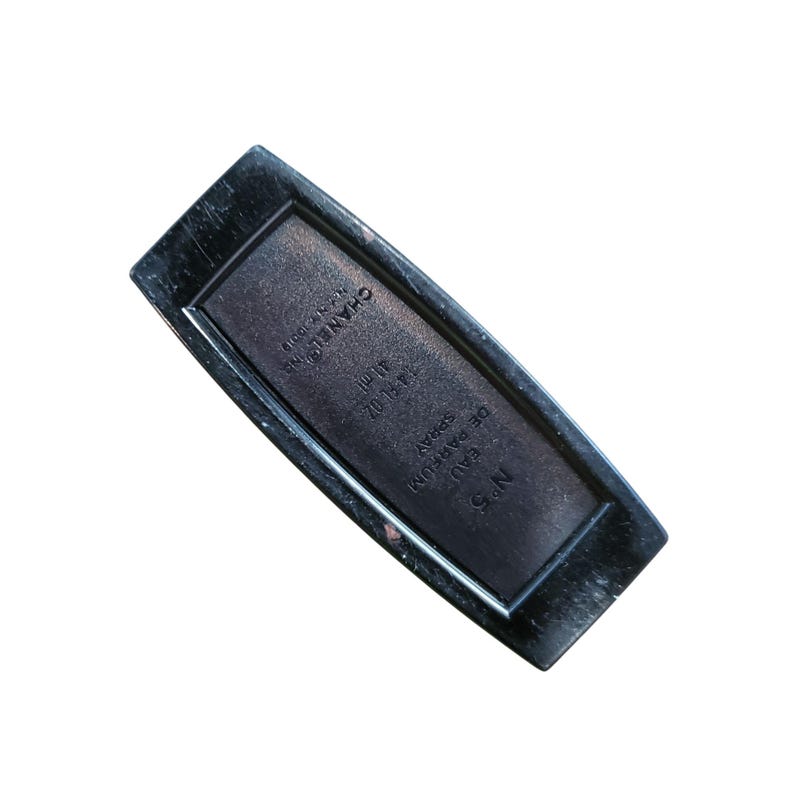 Puede incluir: Botella de perfume rectangular negra con el texto "CHANEL" y "N&deg;5" impreso en la etiqueta. La botella contiene 41 ml de spray Eau de Parfum.