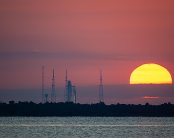 Artemis II Sunrise - sls Rakete der Nasa SLS am Kennedy Space Center