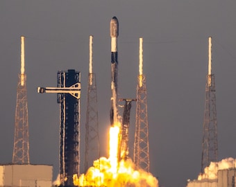 "Falcon 9 Liftoff - SpaceX - Raketenstart - ""Kennedy Space Center""."