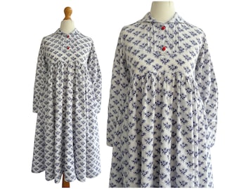 Vestido vintage de algodón blanco de la década de 1970 con estampado floral azul y detalles de botones rojos y cuello marinero / Talla 6 del Reino Unido