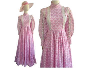 Vintage Laura Ashley 1970s vestido de pradera de algodón floral rosa con ribete de encaje de ganchillo / Hecho en Gales / Reino Unido Tamaño 6 (Laura Ashley 10)