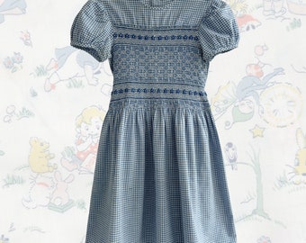 Vestido vintage de algodón a cuadros azul de la década de 1950 con detalles ahumados / Edad aproximada 7-8