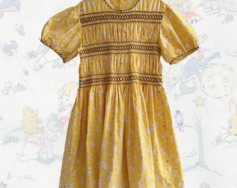 vintage des années 1950 jaune smocké nouveauté fille robe imprimé lutin mignon | Âge approximatif de 8 ans