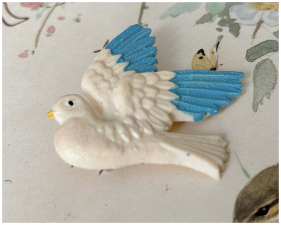 Vintage Moulded Plastic Painted Bird Brooch Dove … - image 2