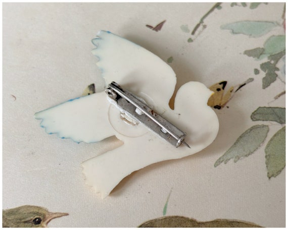 Vintage Moulded Plastic Painted Bird Brooch Dove … - image 4
