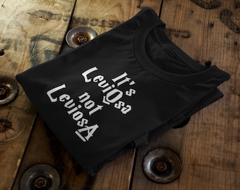 It's LeviOsa Not LeviosA // Algodón orgánico certificado // Camiseta ética unisex // Adulto+Niño