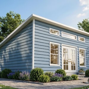 Op de afbeelding: Een lichtblauw tuinhuis met witte afwerking, voorzien van een lessenaarsdak, dubbele glazen deuren en twee rechthoekige ramen aan de voorzijde. De structuur heeft horizontale gevelbekleding en is omgeven door groen en een stenen pad.