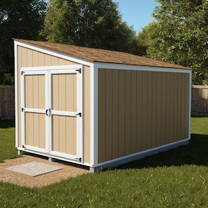 Puede incluir: Un cobertizo de madera de color beige con techo marrón y molduras blancas. El cobertizo tiene puertas dobles y está sobre una losa de hormigón en un jardín con césped. Una valla de madera y árboles están en el fondo.