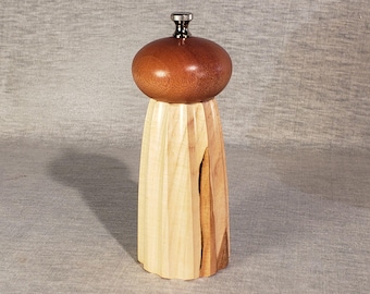Moulin à poivre en bois cannelé en érable argenté et acajou de 6 po. (P133)