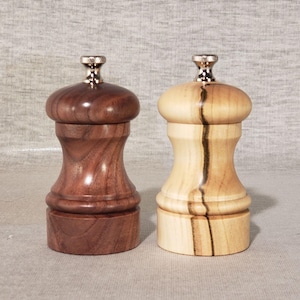 Juego de molinillos de sal y pimienta de nogal negro y arce plateado de 4&quot; de alto n.° 2 (P118)