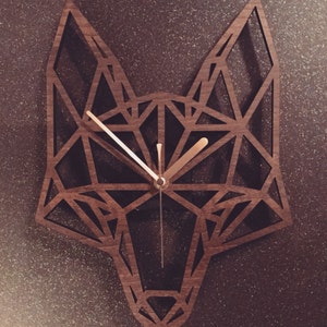 Zegar Fox. Geometryczny drewniany zegar z głową lisa. Głowa lisa. Idealny dla miłośników lisów. Idealny prezent dla osób, które mają obsesję na punkcie lisów. Foxuj swoich przyjaciół tym prezentem