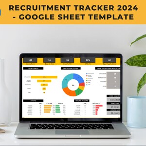 Op de afbeelding: Een laptopcomputer die een Google Sheet-sjabloon voor het bijhouden van werving en selectie weergeeft. De sheet bevat gegevens over sollicitaties, tijd tot aanname, tijd tot invulling, aanbodpercentage, open sollicitaties en afwijzingsredenen. De sheet bevat ook een cirkeldiagram dat het aantal sollicitaties in elke fase van het wervingsproces laat zien. De sheet is getiteld "Wervingstracker 2024 - Google Sheet-sjabloon".